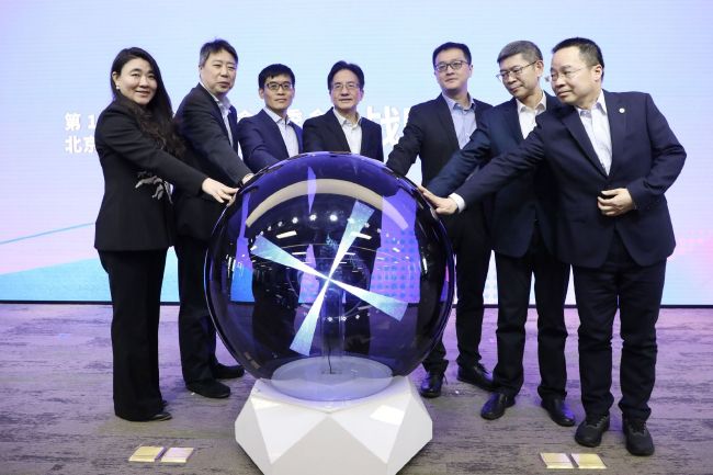 本片改编自克雷格·西尔维撰写的同名畅销小说。讲述了查理·巴克辛——一个布满书卷气的14岁澳洲男孩的冒险故事。 1969年的某个炽烈的夏夜，镇上的混血流离者贾斯帕·琼斯俄然呈现在查理的窗边。贾斯帕带着查理进进树林深处，并向他展现了一些将改变他平生的工具，而这将使二人踏上一趟危险的路程，解开近日产生在镇上的一些谜团。 面临破裂的家庭，未知的初恋，查理可以或许在这个埋没着奥秘和蜚语蜚语的隔世小镇上寻觅到真实的勇气吗？
